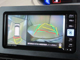 パノラミックビューモニター付きです。車両を上から見たような映像をナビゲーション画面に表示。運転席からの目視だけでは見にくい、車両周辺の状況をリアルタイムでしっかり確認できます。
