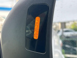 【リヤビークルディティクション】走行中、ドアミラーの死角になりやすい箇所に後続車が接近するとサイドミラー付近に警告を表示、ドライバーに注意喚起と、万一の際はハンドル操作をアシストをします。