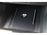 モバイル機器の充電に便利なQi非接触タイプの充電器をセンターコンソールに設置。