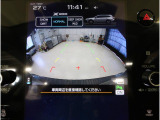 後方映像を11.6インチディスプレイに表示し、ステアリング連動ガイドラインが駐車をサポート。さらに後退時はリヤ4センサーが障害物を検知し、必要に応じてブレーキが作動します。