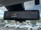 ルームミラーにアラウンドビューモニターが映るので楽々駐車