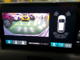 バックカメラの画像です。ガイドラインがスムースな車庫入れをサポートいたします。車庫入れの安心感がアップしますね。