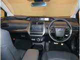 デザインもよく、居心地のよい運転席ですね。分かりやすいスイッチ類ですから操作もしやすく運転をサポートします。ぜひご来店いただき、実際にお座りいただいてステアリングを握ってみてください!