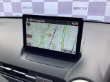 【マツダコネクト】  オーディオ操作、車両装備、ナビ案内など、統合的にモニターできる見やすいサイズのディスプレイです。