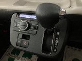 シフトレバーは扱いやすいインパネシフトです!オートエアコンも装備ですよ♪
