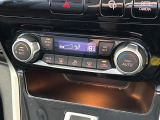 【オートエアコン】一度お好みの温度に設定すれば、車内の温度を検知し風量や温度を自動で調整。暑い&hellip;寒い&hellip;と何度もスイッチ操作をする必要はありません。快適な車内空間には必須の機能ですね♪