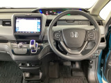 【ハンドル】運転にかかわる様々な操作を安全に行えるように視点移動が少なく操作性に配慮されたスイッチ類が凝縮されたコックピットです。