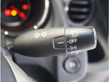 【オートライト】車外の明るさに応じて自動で点灯します。手動で点灯/消灯させることもできます。