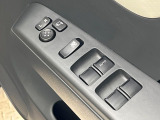 【電動格納ミラー】サイドミラーは電動格納式となっており、狭い駐車場でもキズがつくリスクを抑えられます。