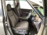 フロント広々、セパレートシートの運転席は、ハイトアジャスターが付いているので、快適にドライブができます。ハンドルはテレスコピック機能で、ハンドル位置を上・下・手前・奥に調節できます。