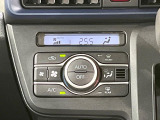 【オートエアコン】一度お好みの温度に設定すれば、車内の温度を検知し風量や温度を自動で調整。暑い&hellip;寒い&hellip;と何度もスイッチ操作をする必要はありません。快適な車内空間には必須の機能ですね♪