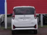 さらに、インテリジェント エマージェンシーブレーキ、踏み間違い防止アシスト、VDC、LDW(車線逸脱警報)、標識検知機能、先行車発信のお知らせ、ハイビームアシストなど標識安全装置が充実しています。