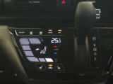 扱いやすいシフトレバーとなっております♪近くには操作しやすいタッチパネル式のAUTOエアコンが付いており、自分好みの温度に設定しておくと、自動で温度や風量調節をしてくれるので快適です♪