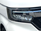 【LEDヘッドライト】悪天候や夜間走行時も良好な視界を確保し安心して運転できる高輝度LEDヘッドライトを装備!点灯速度が早く、消費電力も抑えられています。