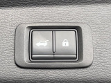 【パワーバックドア】スマートキーや運転席のボタンを押すだけでリアゲートが自動で開閉します!荷物を持っている時や、高い位置にあるバックドアを閉める際に便利な機能です♪