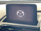【マツダコネクト】車内の雰囲気にマッチした一体型タイプのディスプレイ。各種車輌設定やBluetooth再生等、様々な機能が楽しめます。専用SDカードのご購入で、ナビ機能も使用出来ます。