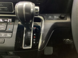 CVT車のセレクトレバーです。低速から高速まで、変速ショックのないスムーズな走りを実現するとともに、エンジン効率のよい領域を維持することで燃費にも貢献します。