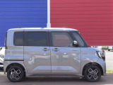 スムーズな加速と静粛性も高くストレスなく走れます。フルタイム4WDは雨や雪の日でも頼もしい走り提供します。通常はFF車のように走り、滑りやすい路面では後輪へより多くの駆動力を配分。雨や雪の日でも安心です。