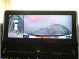 【パノラマモニター】に搭載した4つのカメラにより、車を真上から見ているような映像を表示。運転席から確認しにくい車両周囲の状況を把握できます。