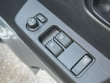 【電動格納ミラー】サイドミラーは電動格納式となっており、狭い駐車場でもキズがつくリスクを抑えられます。