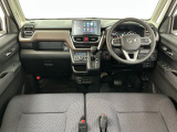【インパネ】運転のしやすさを最優先に設計された見晴らしの良いフロントビュー。車両間隔が掴みやすく狭い道でも安心♪「安全」と「品質」を最優先に、安心してお乗りいただけるクルマを提供いたします。
