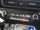 【オートエアコン】車内温度を感知して自動で温度調整をしてくれるのでいつでも快適な車内空間を創り上げます!どの席に座っても快適なドライブが楽しめます♪