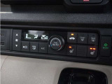 【オートエアコン】温度を設定すれば自動で快適な車内温度を保ちます。エアコン内部の高性能脱臭フィルターで車内のアレルゲンや花粉を除去。