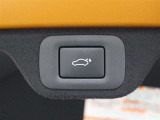 スマートキーを携帯していれば、リヤバンパーの下に足を出し入れするだけで、トランクリッドが自動開閉します。両手が荷物でふさがっている時などに便利です。