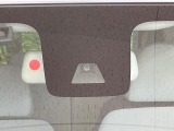 【インテリジェントエマージェンシーブレーキ】フロントカメラで前方の車両や歩行者を検知。衝突しそうな時は衝突被害軽減ブレーキが作動、衝突回避をサポート。より安全にドライブをお楽しみいただけます。