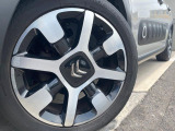 ●純正アルミホイール:輸入車ならではの卓越した走りを支えるホイールと足回りです!日本車の走りに慣れている方にもぜひ体感して頂きたいほど、高いレベルでまとまっています!