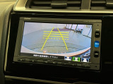 リバースギアに入れるだけで後方の表示へ切り替わります。夜間や雨の日の駐車も楽になりますよ。