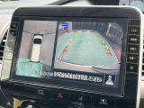 アラウンドモニター、上空から見下ろしているかのような映像をディスプレイに映し出し、スムースな駐車をサポートします。さらに、人や自転車など周囲に動くものがいる場合には、表示とブザーで注意を促します。