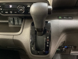 CVT車のセレクトレバーです。低速から高速まで、変速ショックのないスムーズな走りを実現するとともに、エンジン効率のよい領域を維持することで燃費にも貢献します。