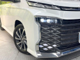 【LEDヘッドライト】悪天候や夜間走行時も良好な視界を確保し安心して運転できる高輝度LEDヘッドライトを装備!点灯速度が早く、消費電力も抑えられています。