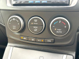 【オートエアコン】一度お好みの温度に設定すれば、車内の温度を検知し風量や温度を自動で調整。暑い&hellip;寒い&hellip;と何度もスイッチ操作をする必要はありません。快適な車内空間には必須の機能ですね♪