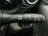 【オートライト】車のセンサーが周囲の明るさを感知し、自動でヘッドライトを点灯・消灯する機能です。この機能は夕暮れ時の交通事故が多い時間帯の安全性を高めてくれます。