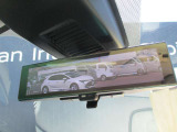スマートルーミラー装備車両後方のカメラ映像をミラ-面に映し出すので、車内の状況や、天候などに影響されにくく、よりクリアな後方視界が得られます。