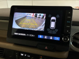 リバースギアに入れるだけで後方の表示へ切り替わります。夜間や雨の日の駐車も楽になりますよ。