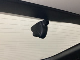 後方にもドライブレコーダーのカメラが付いています。前後両方でお車の周りを監視・記録いたします。