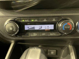 【オートエアコン】一度お好みの温度に設定すれば、車内の温度を検知し風量や温度を自動で調整してくれます。