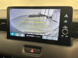 リバースギアに入れるだけで後方の表示へ切り替わります。夜間や雨の日の駐車も楽になりますよ。