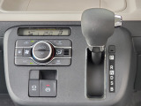 運転席より操作性の良いシフトレバーと、オートエアコンのスイッチ等の画像です。