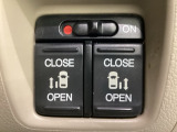 リアドアは乗り降りに便利な両側電動スライドドアです。また運転席に座っていながらスイッチ操作で自在にスライドドアを開け閉めできます。