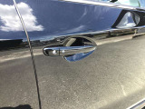 スマートキーを所持している状態でロックボタンを押すと、車両すべてのドアの解錠や施錠を行うことが出来ます。