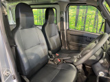 運転席まわりには十分なスペースがあり、大柄な方でもゆったり運転していただける環境です。