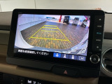 リバースギアに入れるだけで後方の表示へ切り替わります。夜間や雨の日の駐車も楽になりますよ。