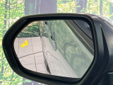 【ブラインドスポットモニター】走行中、ドアミラーの死角になりやすい箇所に後続車が接近するとサイドミラーのレンズに警告を表示!ドライバーに注意喚起をしてくれます。