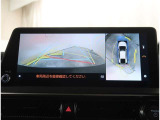 【パノラマモニター】に搭載した4つのカメラにより、車を真上から見ているような映像を表示。運転席から確認しにくい車両周囲の状況を把握できます。