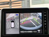 アラウンドビューモニター。上空から見下ろしているような映像で、スムースな駐車をサポートします。