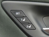 運転席は二人分のシートポジションを記憶します。
